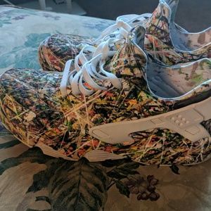Splatter paint huraches. Nike.